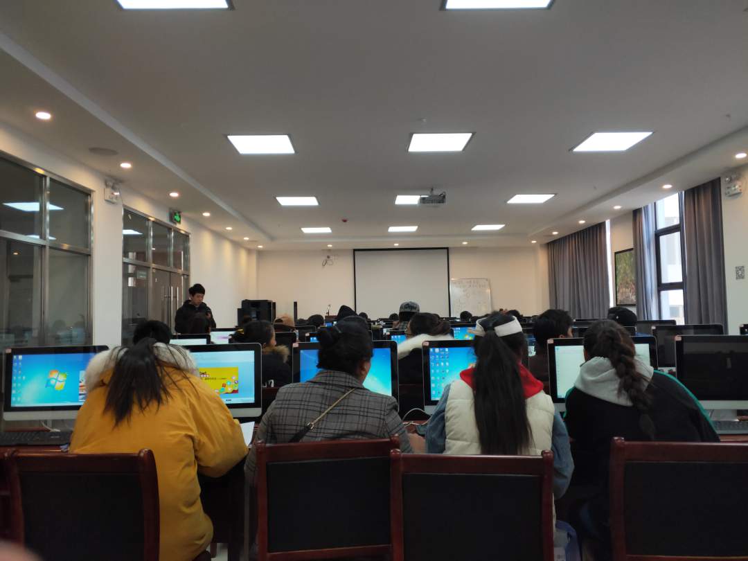 (图为电子商务中心正在培训) (        