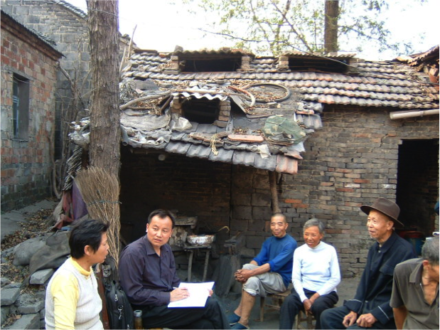 2003年夏,胡必亮在湖北省汉川市福星村实地调研.资料图片