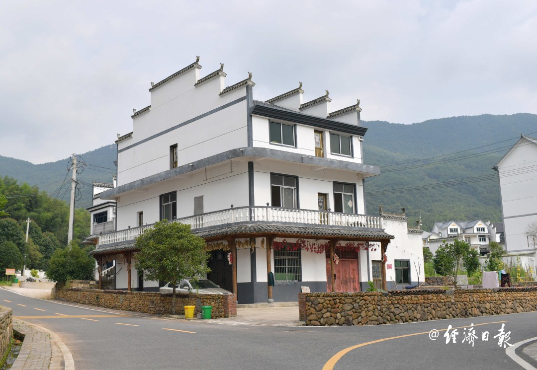 7月20日,江西省上饶市玉山县四股桥乡山塘村一位村民家外墙上张贴的