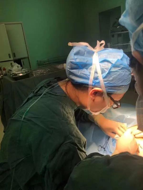 怀孕8个月的女医生给患者手术时突感不适!接下来发生