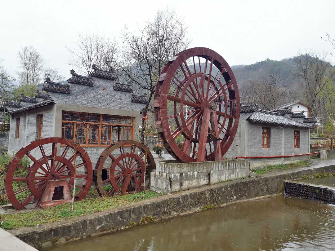 走进位于甘肃省陇南市康县长坝镇花桥村,花红柳绿,水墨淡妆,一副江南