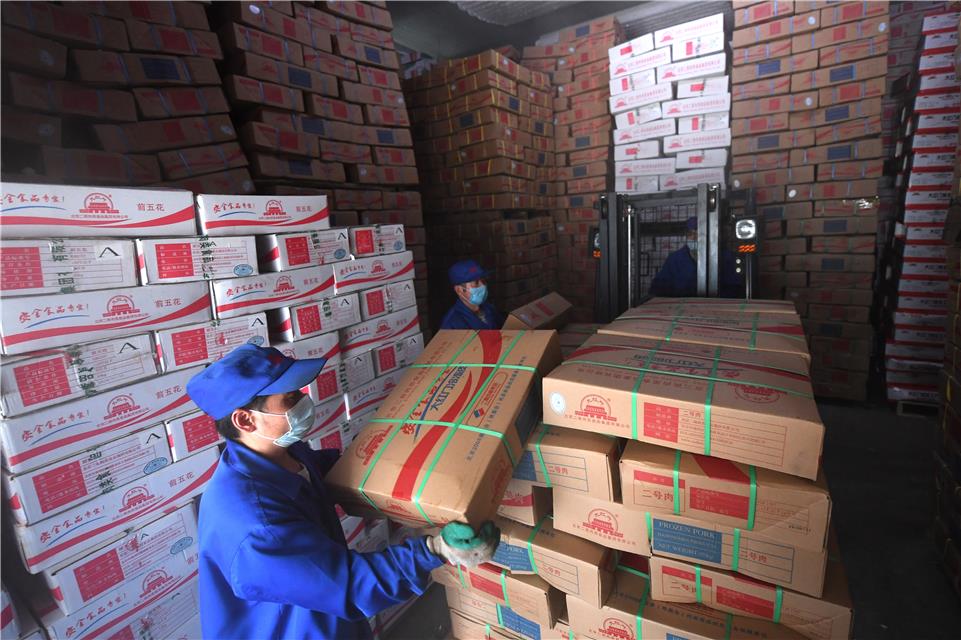 7月14日,北京二商肉类食品集团有限公司冷冻肉仓库,员工在装卸肉制品.