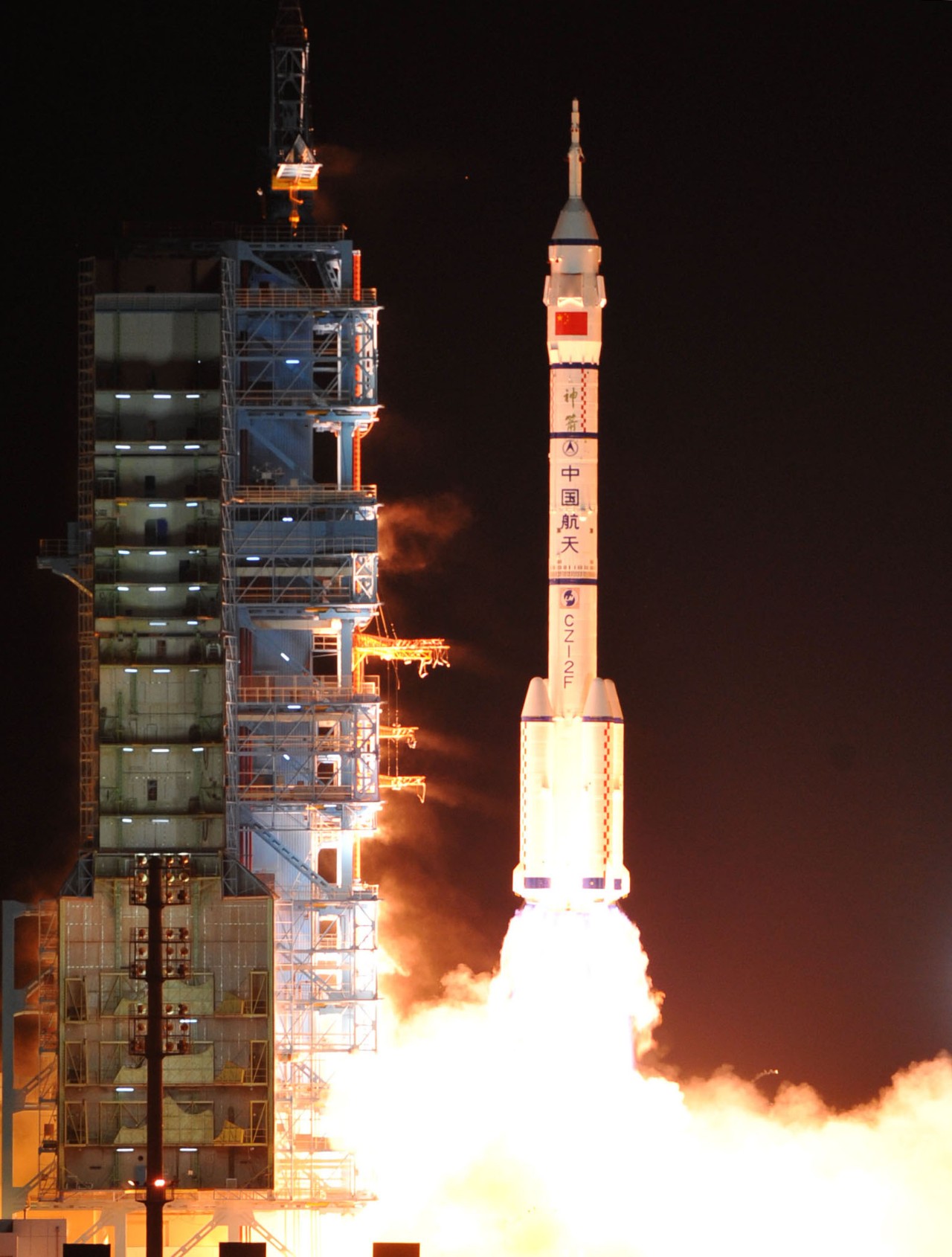 2011年11月1日5时58分,神舟八号飞船在酒泉卫星发射中心发射升空.