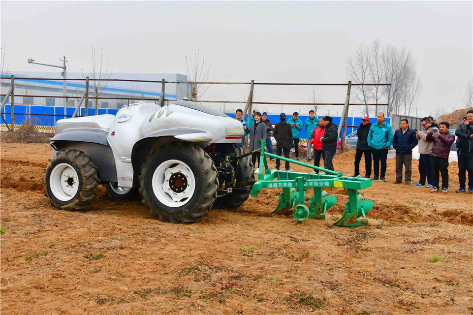 国内首台纯电动无人驾驶拖拉机田间试验获得成功