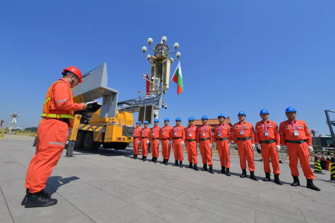 2019年7月5日,第五代华灯班在天安门广场前准备清洗检修华灯.