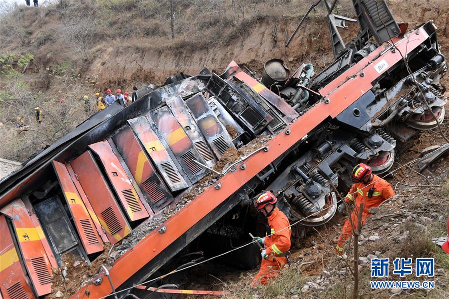 河南火車事故致6人失聯200多名搜救人員現場救援