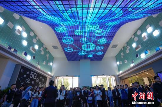 资料图：民众在国家大数据(贵州)综合试验区展示中心观看区块链、5G发展展览。<a target='_blank' href='http://www.chinanews.com/'>中新社</a>记者 贺俊怡 摄