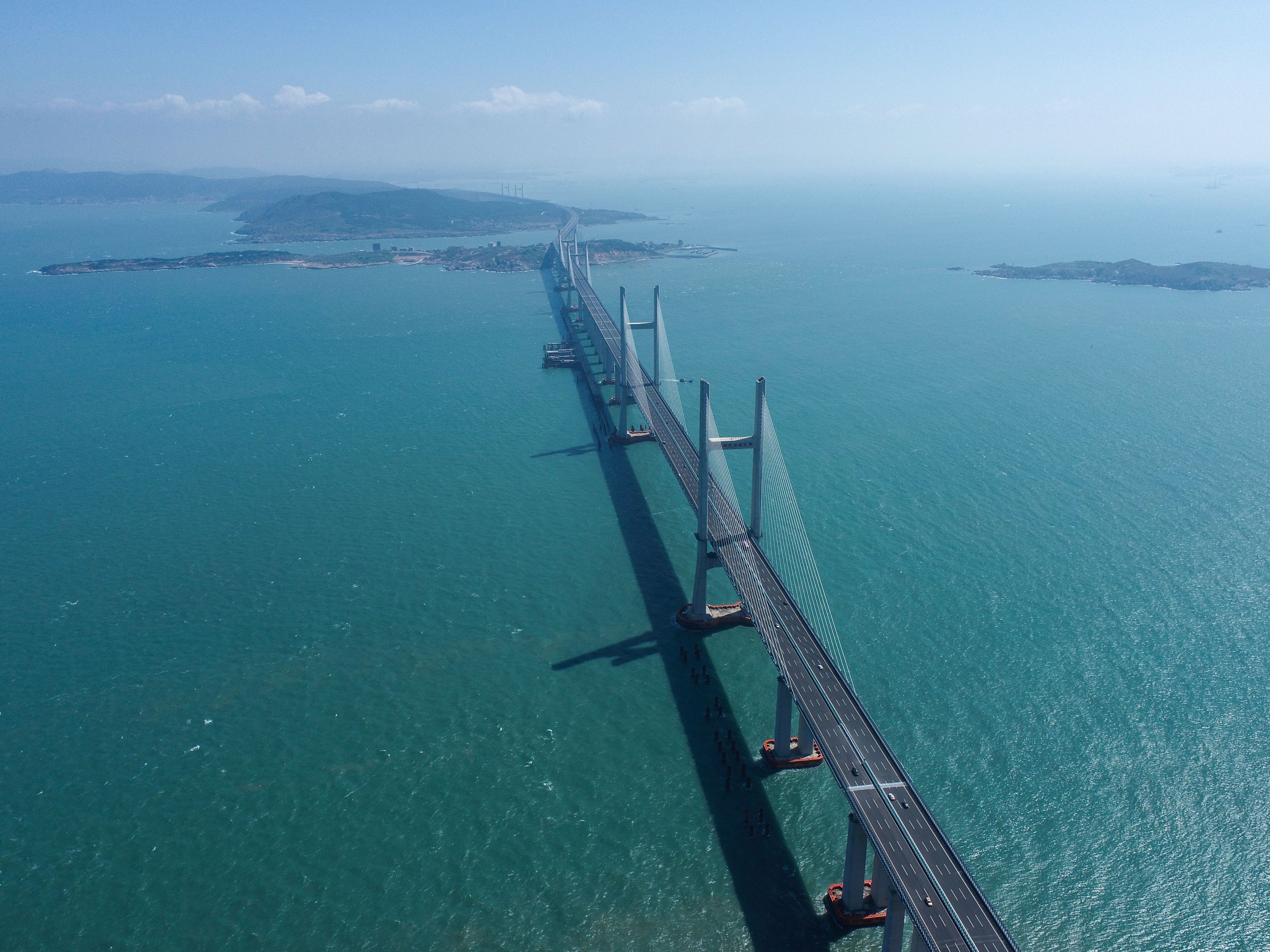 鄂企承建世界最长跨海峡公铁两用大桥公路面试通车