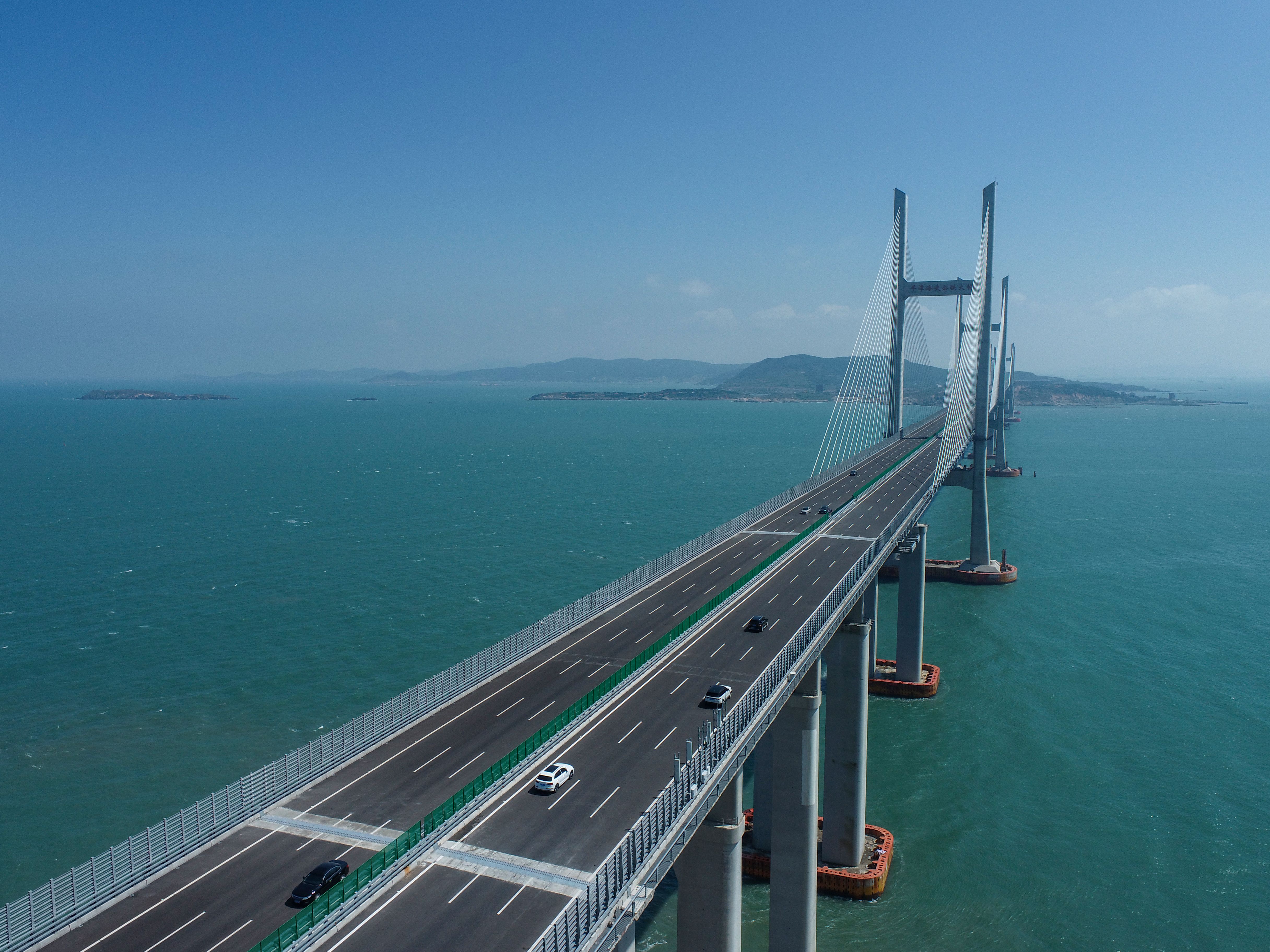 鄂企承建世界最长跨海峡公铁两用大桥公路面试通车
