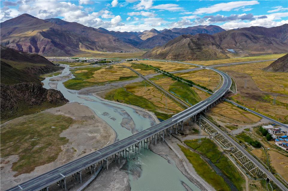 京藏高速公路羊八井至拉萨段通车试运行