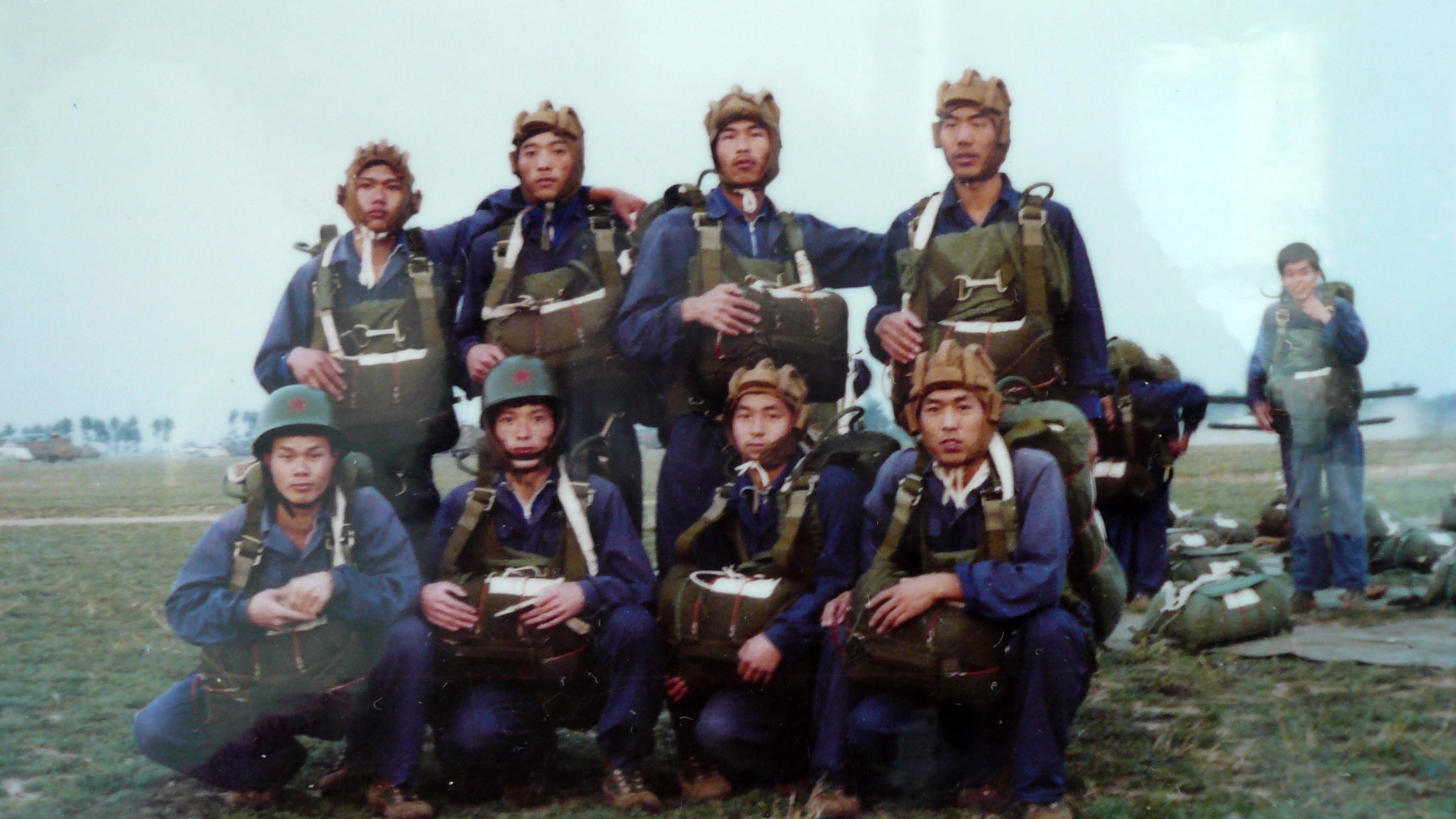 一个班，空军飞行基础学校训练跳伞时.jpg