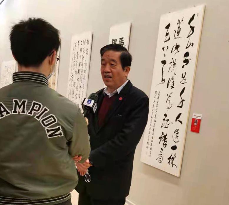 中国书协主席苏士澍接受记者采访.jpg