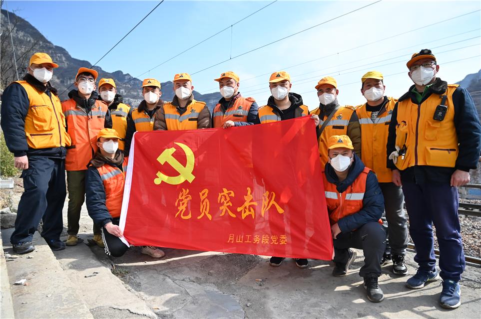 中国铁路郑州局集团有限公司钢轨探伤工：给钢轨“看病”