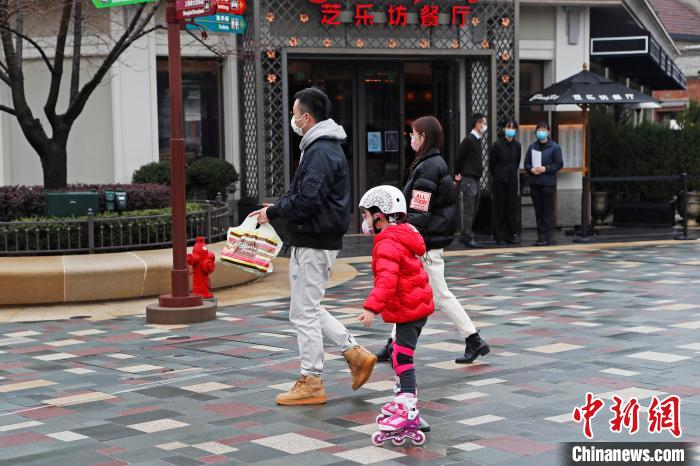 家长带着孩子来到上海迪士尼小镇游玩。　殷立勤 摄