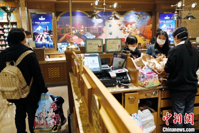 旅客在迪士尼世界商店购物。　殷立勤 摄