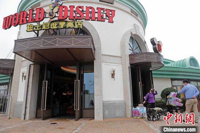 旅客在迪士尼世界商店购物。　殷立勤 摄