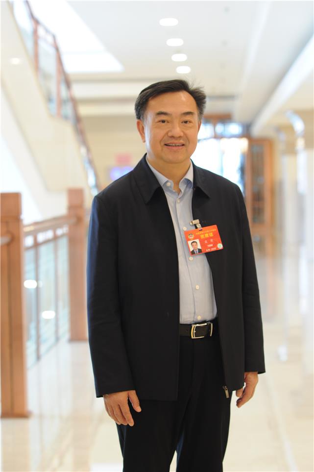 莫荣委员：建议将9月1日设立为全国就业促进日