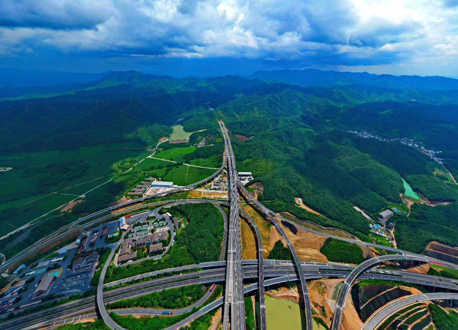 浙江首条智慧高速建成通车