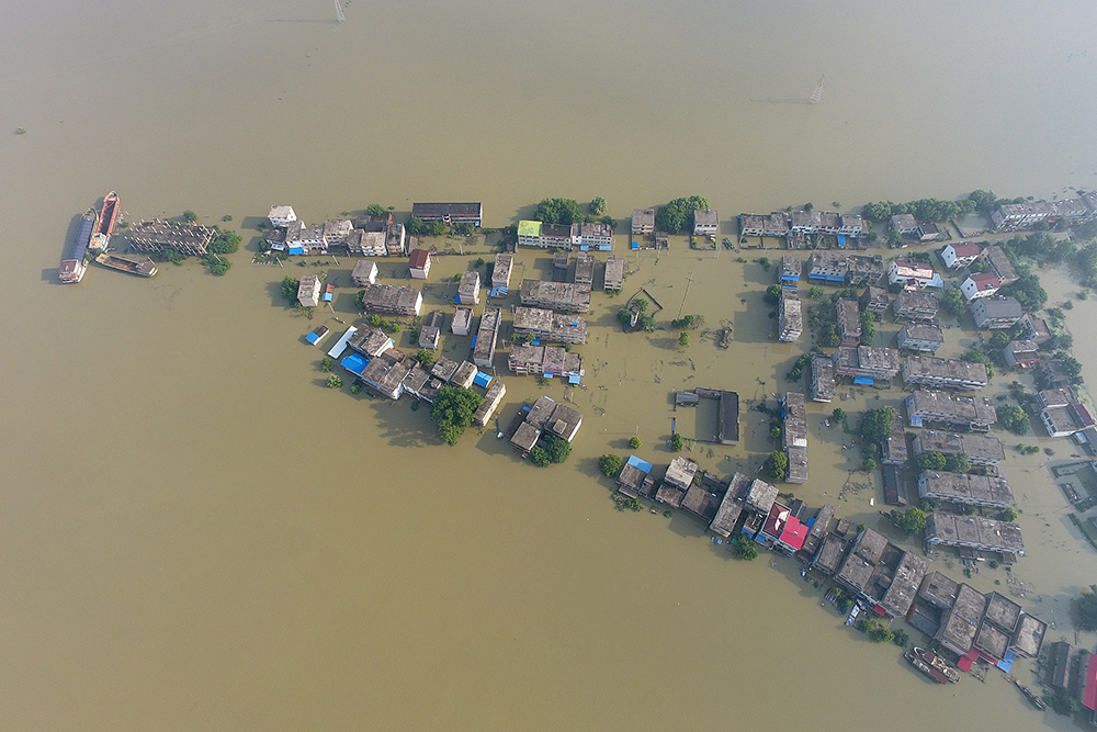 2020年7月14日，安徽安庆，长江安庆段，皖河入江口的张港村为暴涨的洪水围困。 人民视觉 图