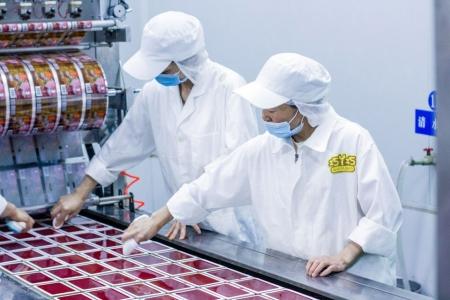 鸭血加工厂正在进行盒装鸭血制作（受访者供图）