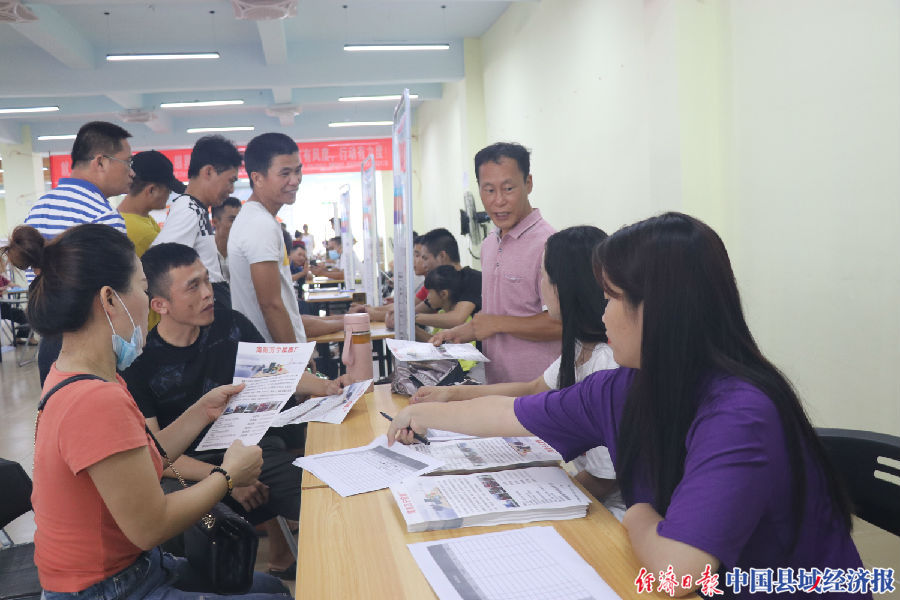 招聘会现场2（陈建峰 摄）