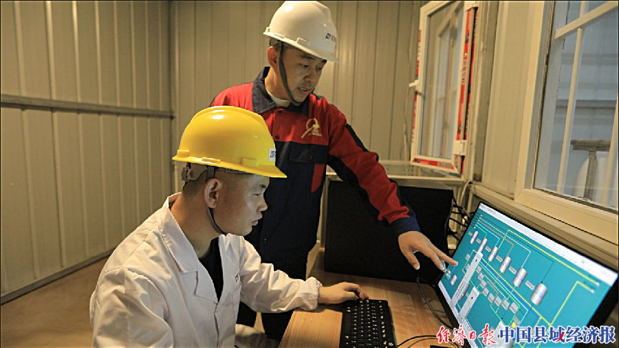 郝海刚博士（右一）指导工作人员进行设备运行调试