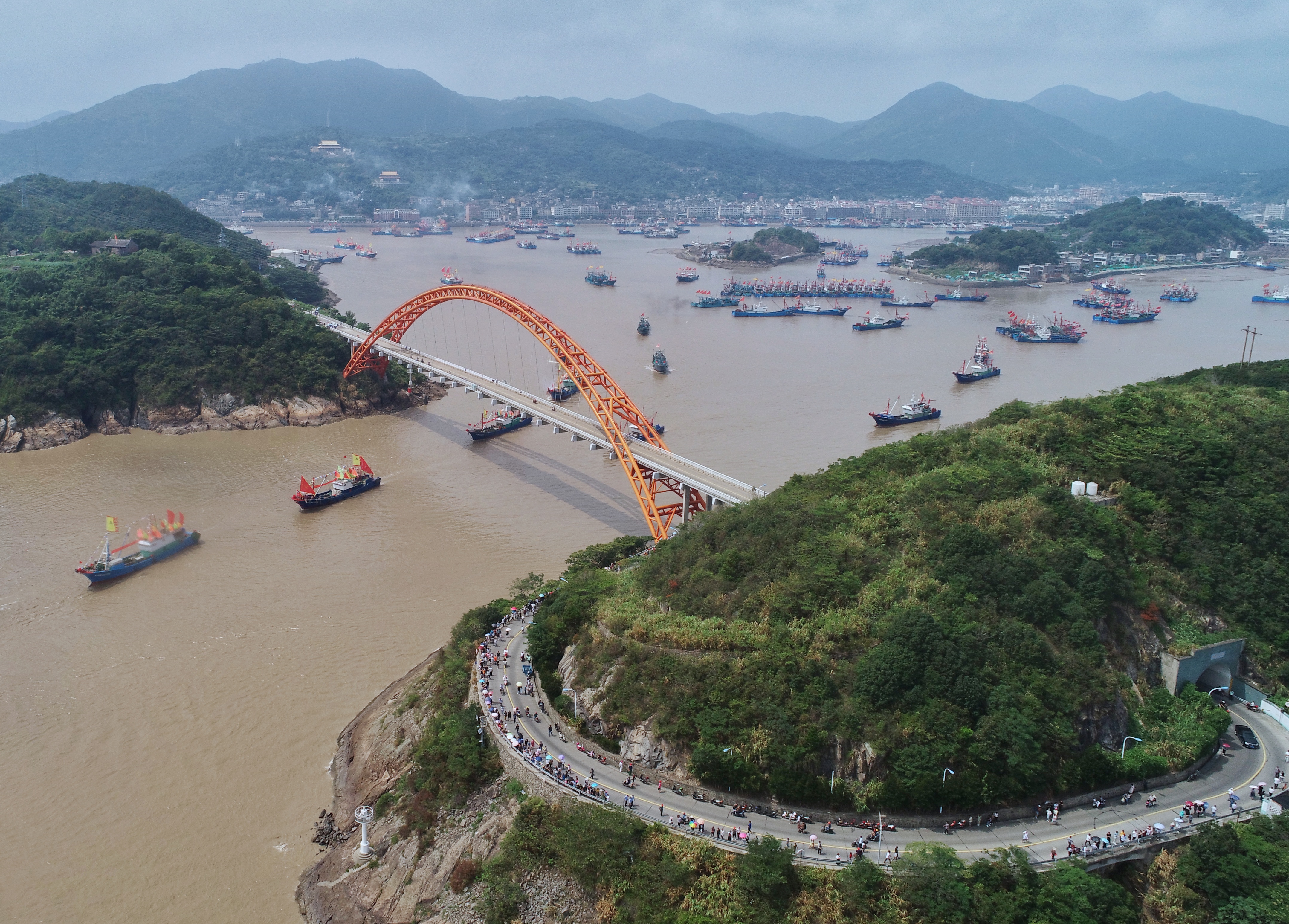 第二十三届中国(象山)开渔节开船仪式在宁波象山石浦港举行