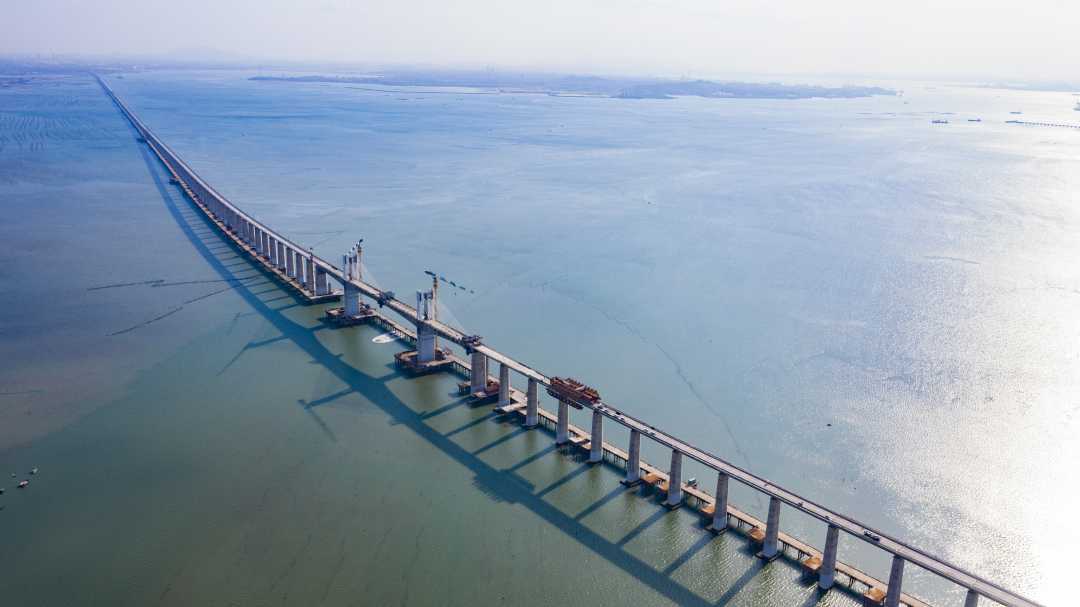 国内首座跨海高铁矮塔斜拉桥成功合龙【中经视觉】