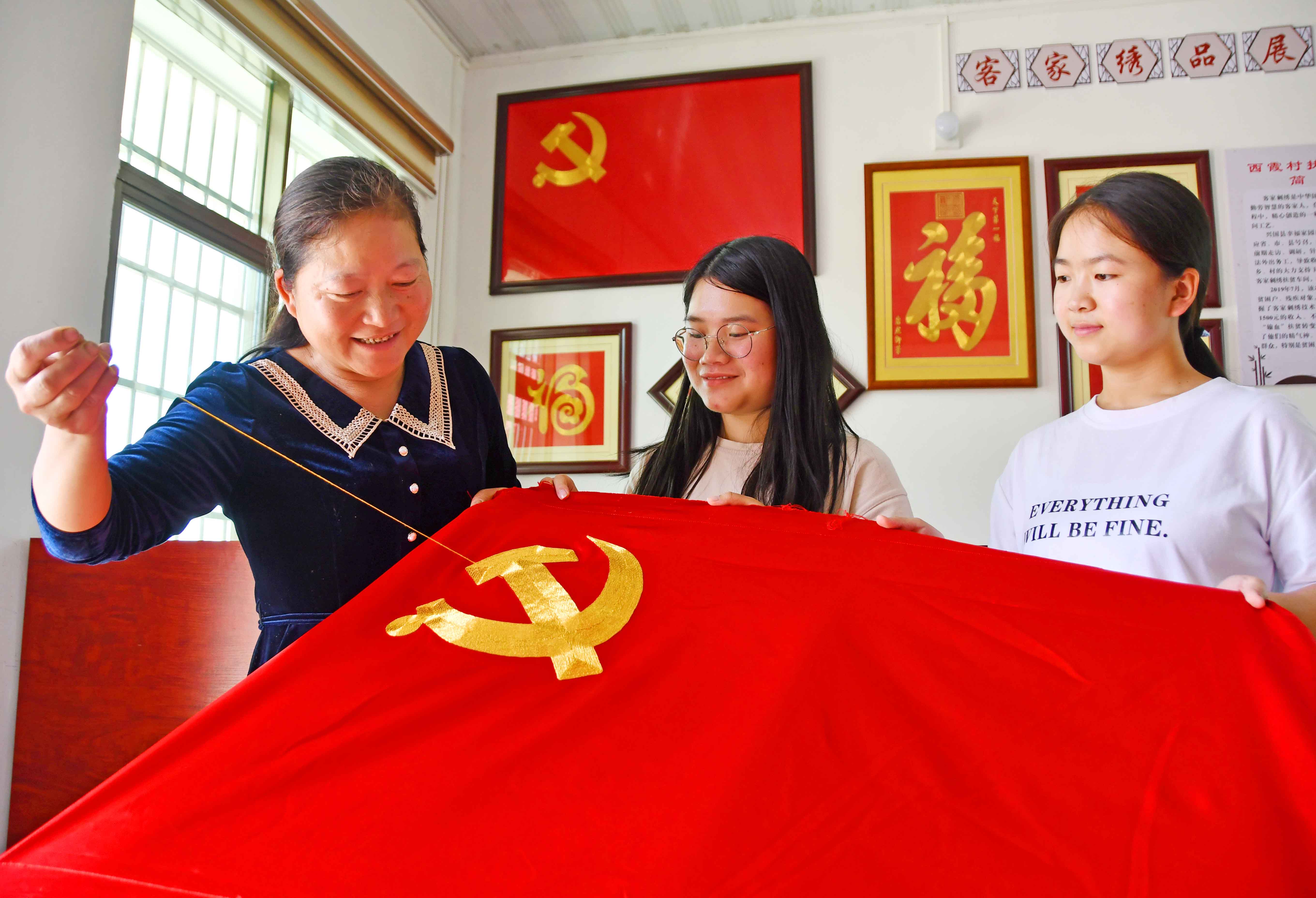 江西兴国：劳动节来刺绣忙 (4).jpg