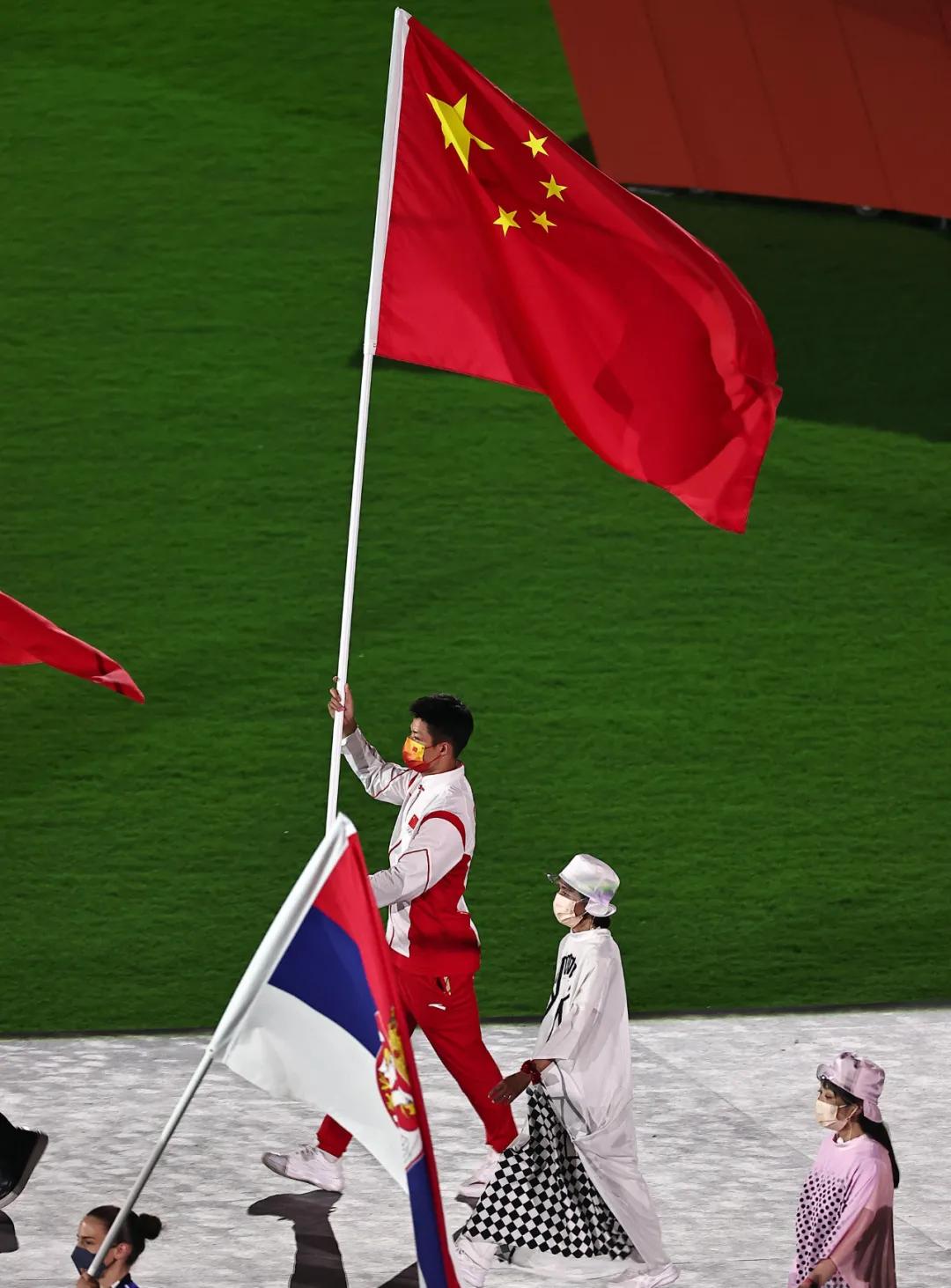 激动苏炳添高举五星红旗入场