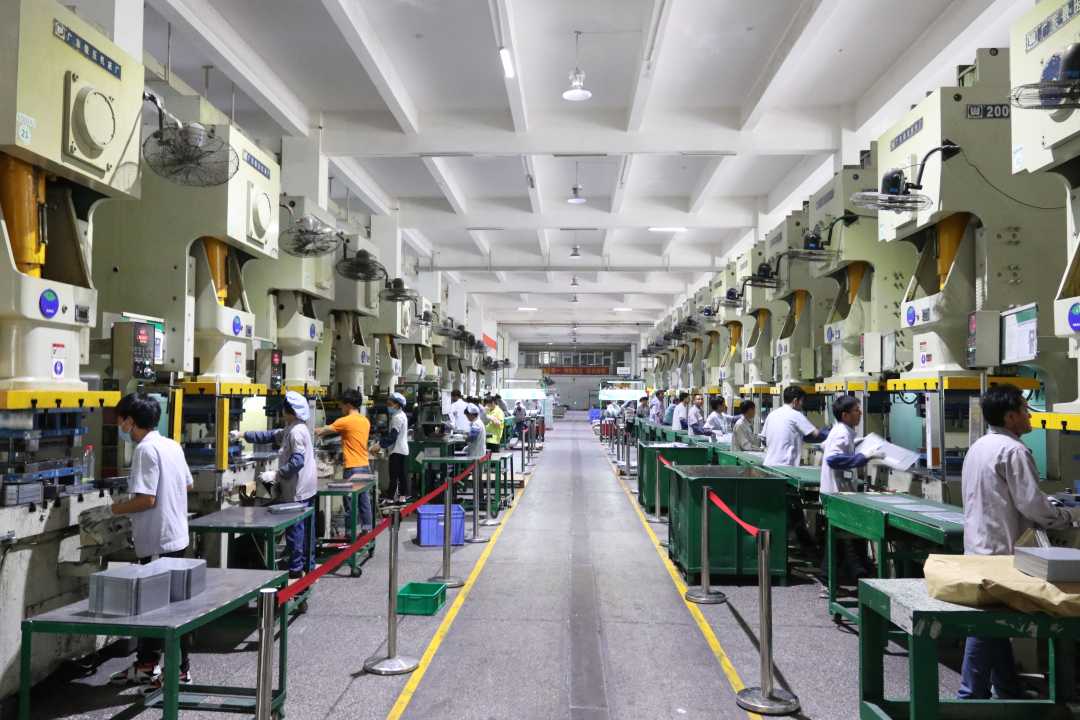 图为深圳市航嘉驰源电气股份有限公司五金生产车间.王青松摄.jpg