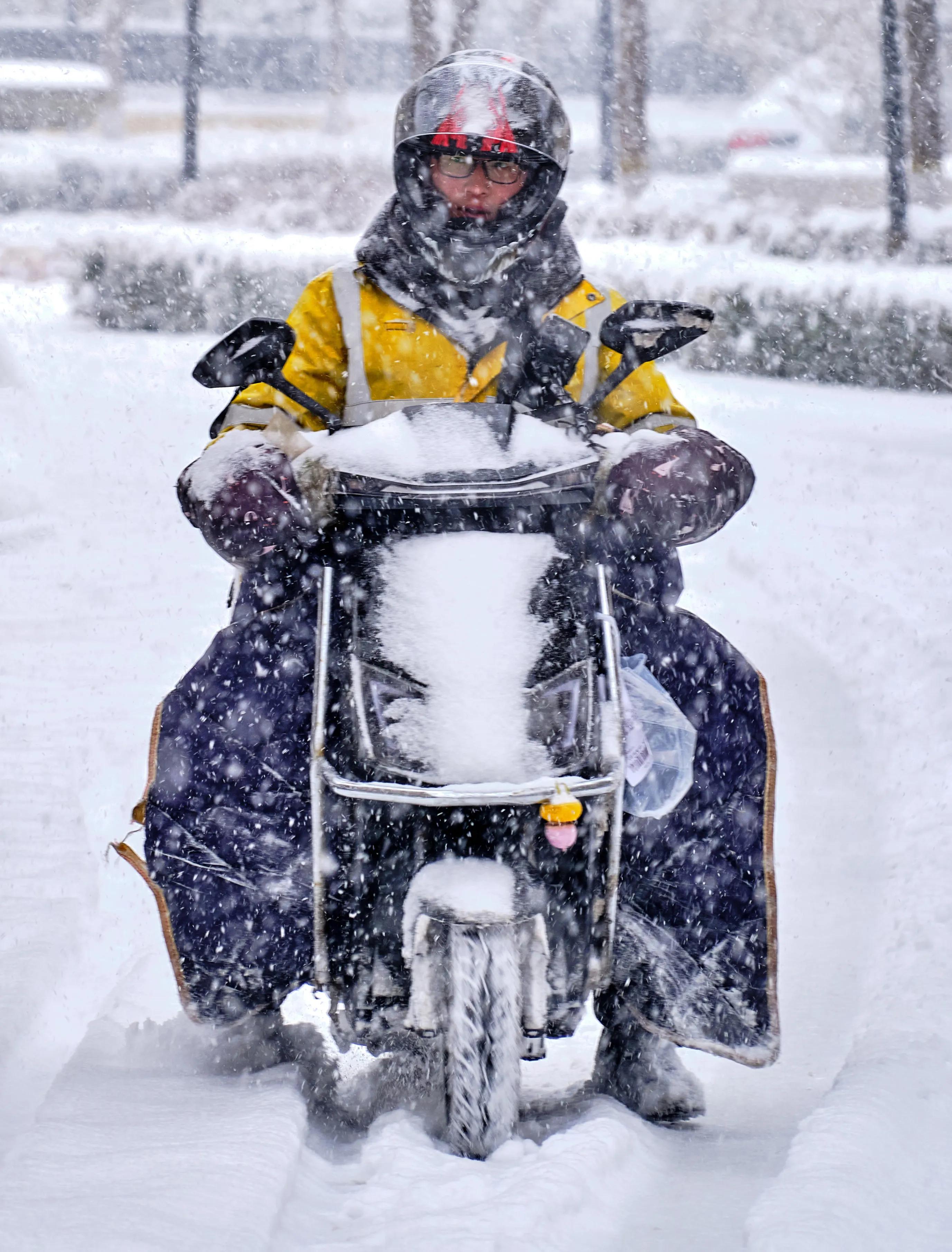 【“旺旺杯”春节七天乐】北京:风雪中的外卖小哥 【“旺旺杯”春节七天乐】北京:风雪中的外卖小哥