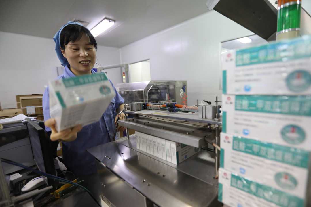工人在河北山姆士药业包装车间对药品进行包装作业。朱涛 摄.jpg