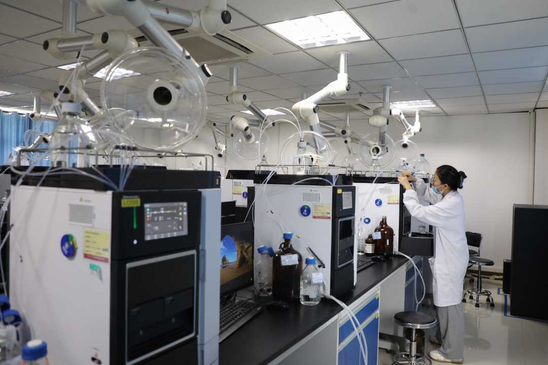 技术人员在河北安健成益医药科技有限公司实验室对药品进行检测。朱涛 摄.jpg