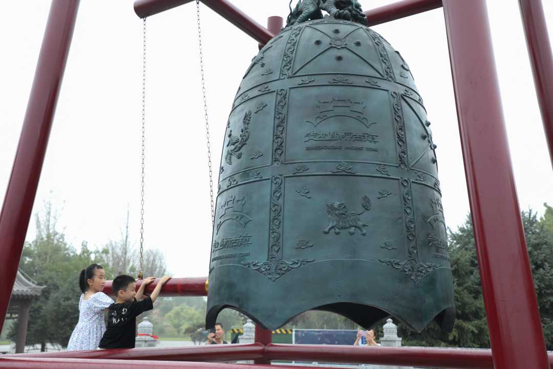 游客在赵州桥景区游览。朱涛 摄 (2).jpg