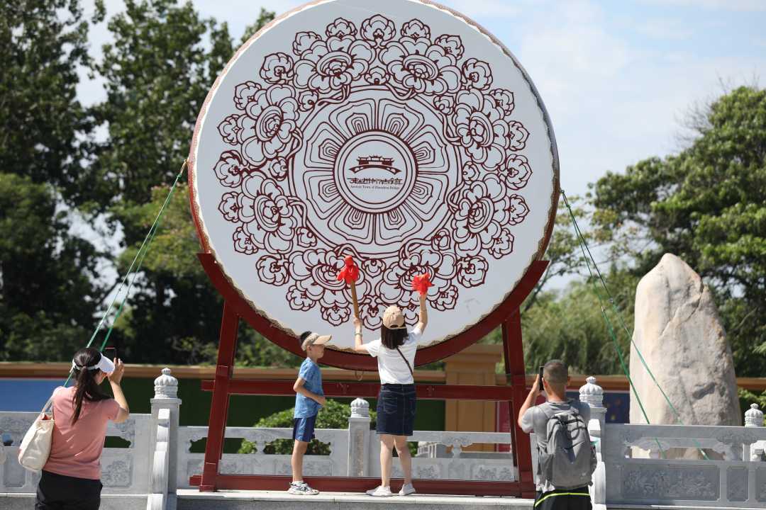 游客在赵州桥景区游览。朱涛 摄（1）.jpg