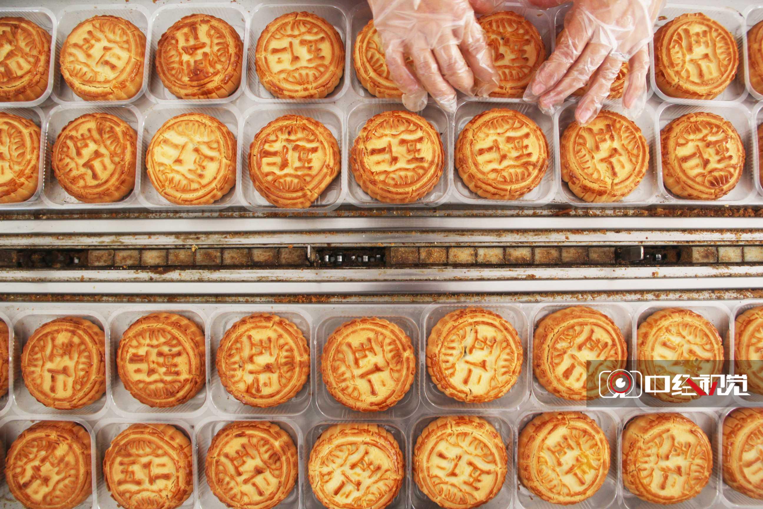 河北唐山：赶制月饼供市场