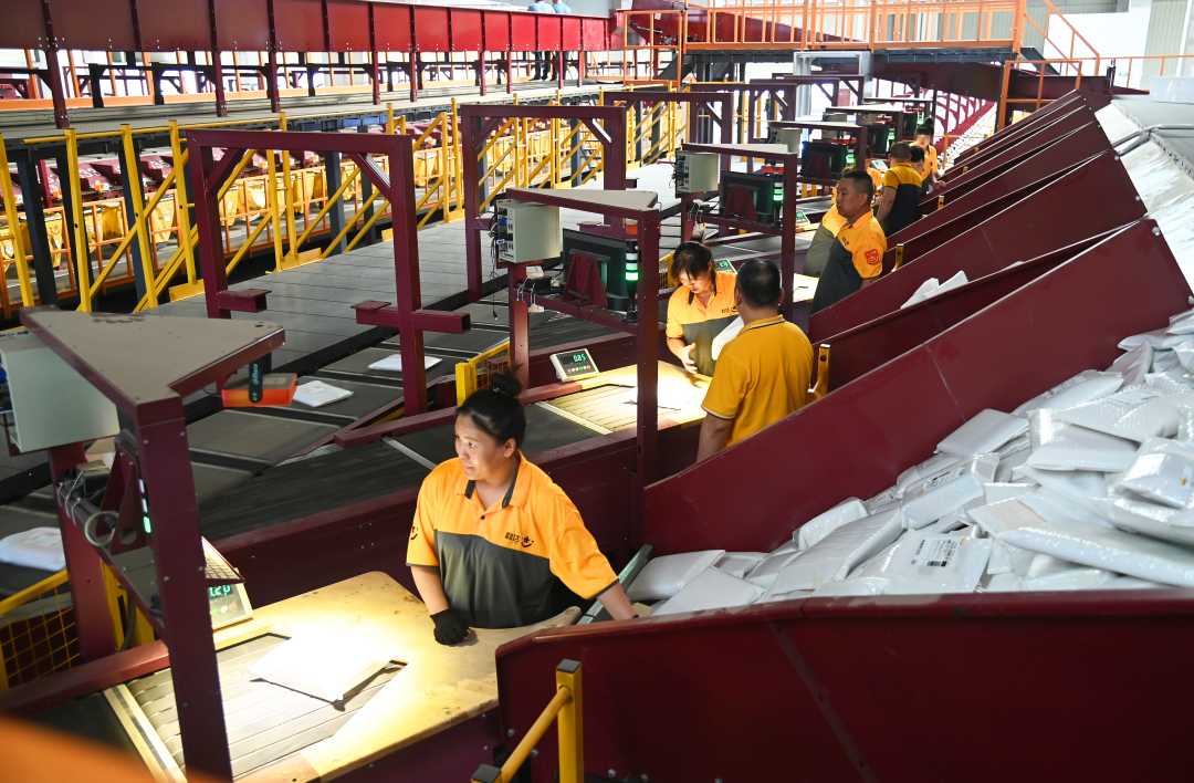 首页>廊坊新闻>正文韵达集团北方区域总部基地一期项目快递集包中心内