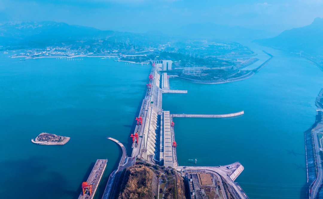1月23日,俯瞰湖北省秭归县三峡大坝及输电设施
