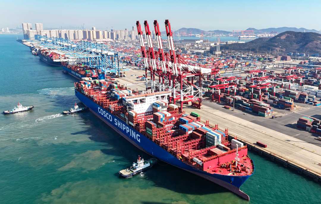 1月25日,在山东港口青岛港前湾联合集装箱码头,一艘货轮在缓缓靠泊.