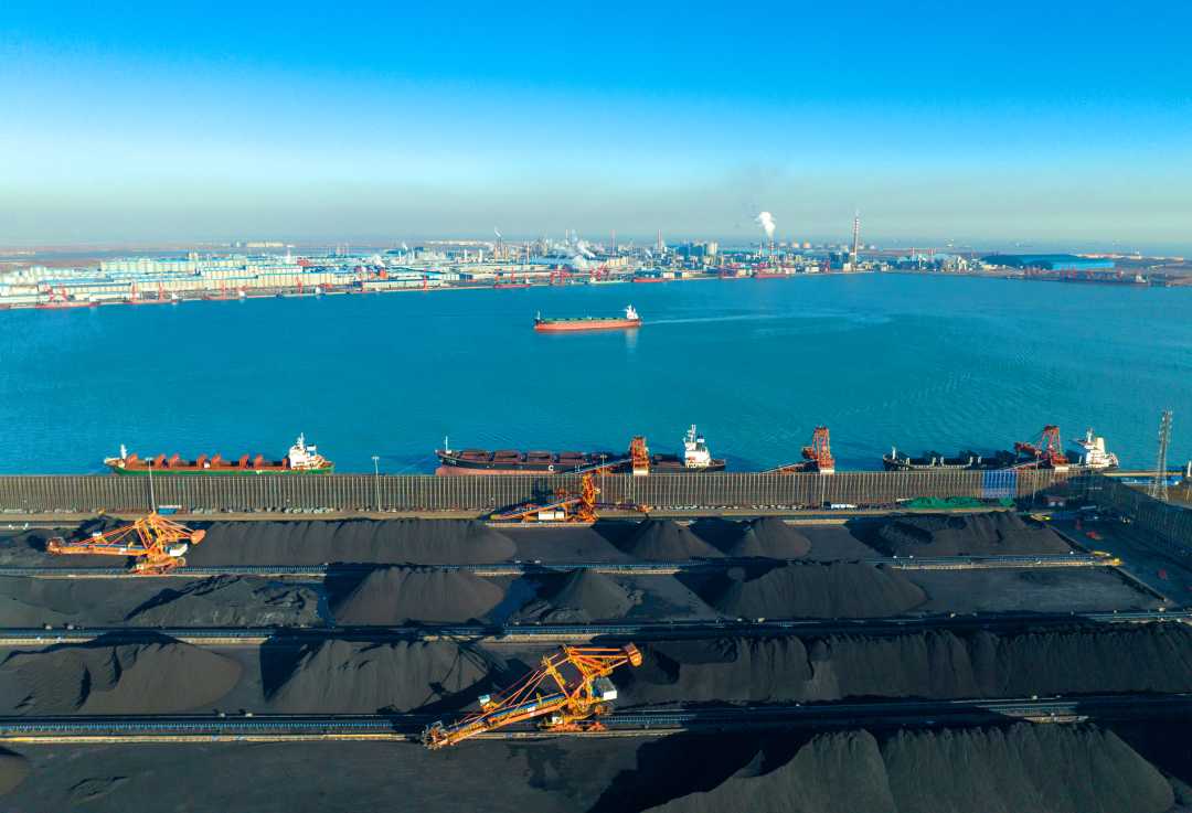 1月25日,夜幕降临,唐山港曹妃甸港区矿石码头高效有序进行接卸作业.