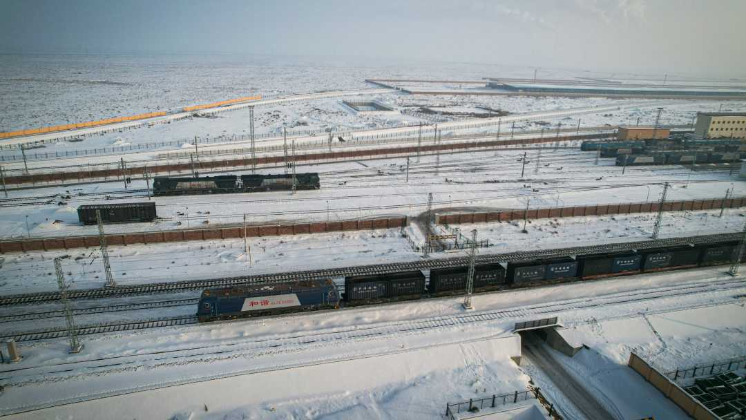 1月30日,乌鲁木齐机务段机车乘务员值乘86354次列车,拉载满吨煤列从乌