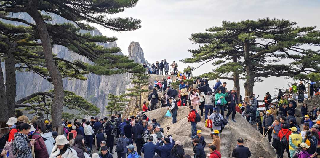 3月13日,游人在安徽黄山风景区玉屏峰旅游观光