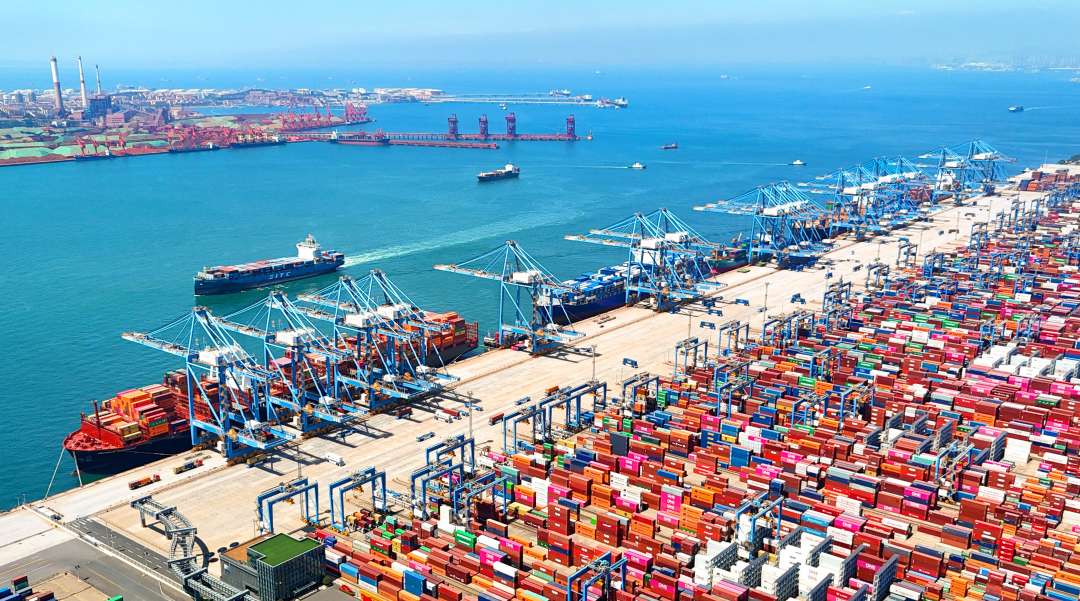 繁忙的青岛港作业码头