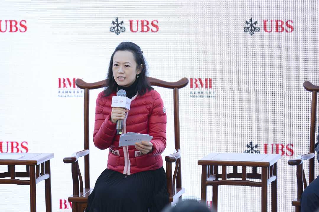 图为瑞银中国区总裁胡知鸷发言