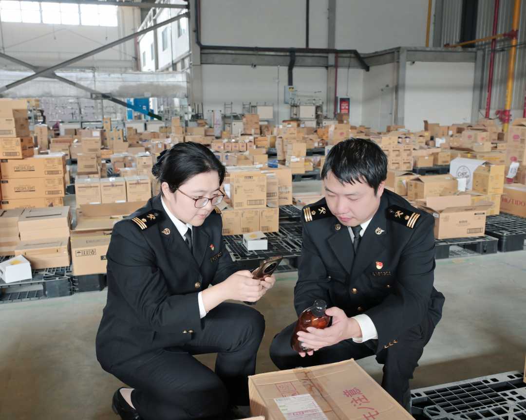 海关工作人员在查验货物。资料照片