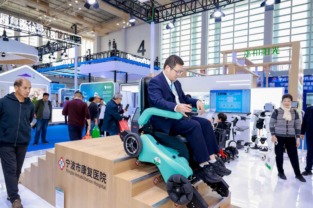 宁波市康复医院推出的爬楼机器人。