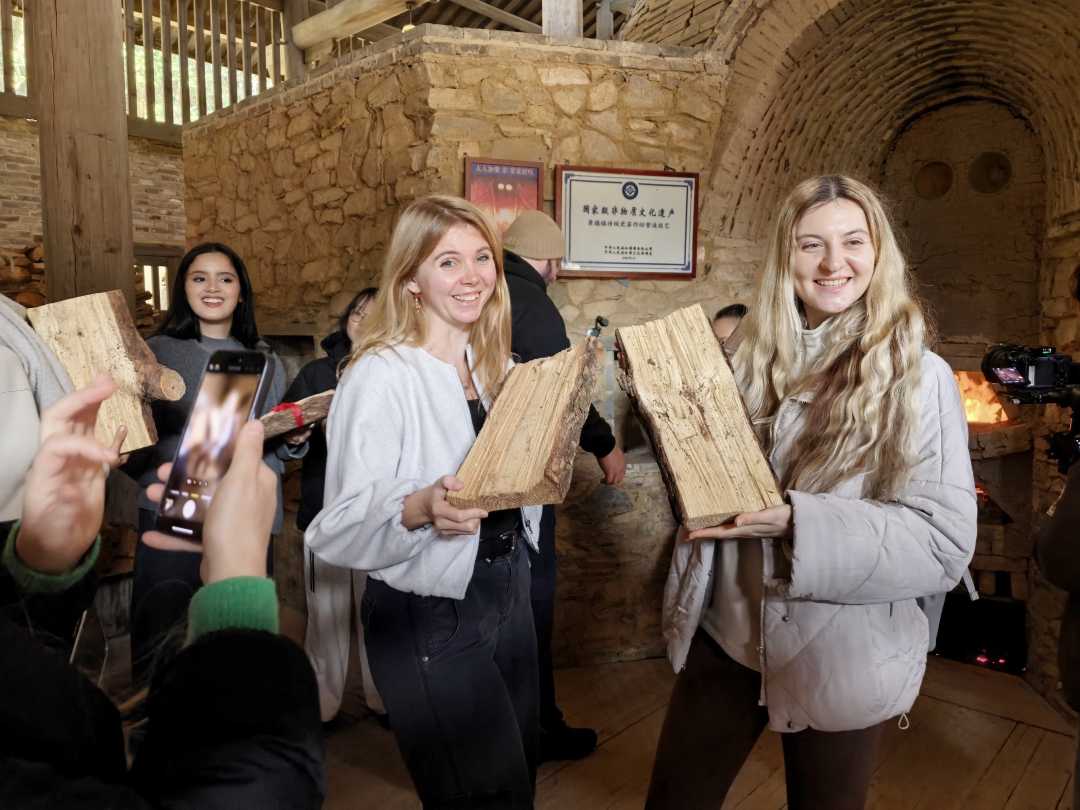 外国游客打卡景德镇古窑，感受“非遗中国年”.jpg