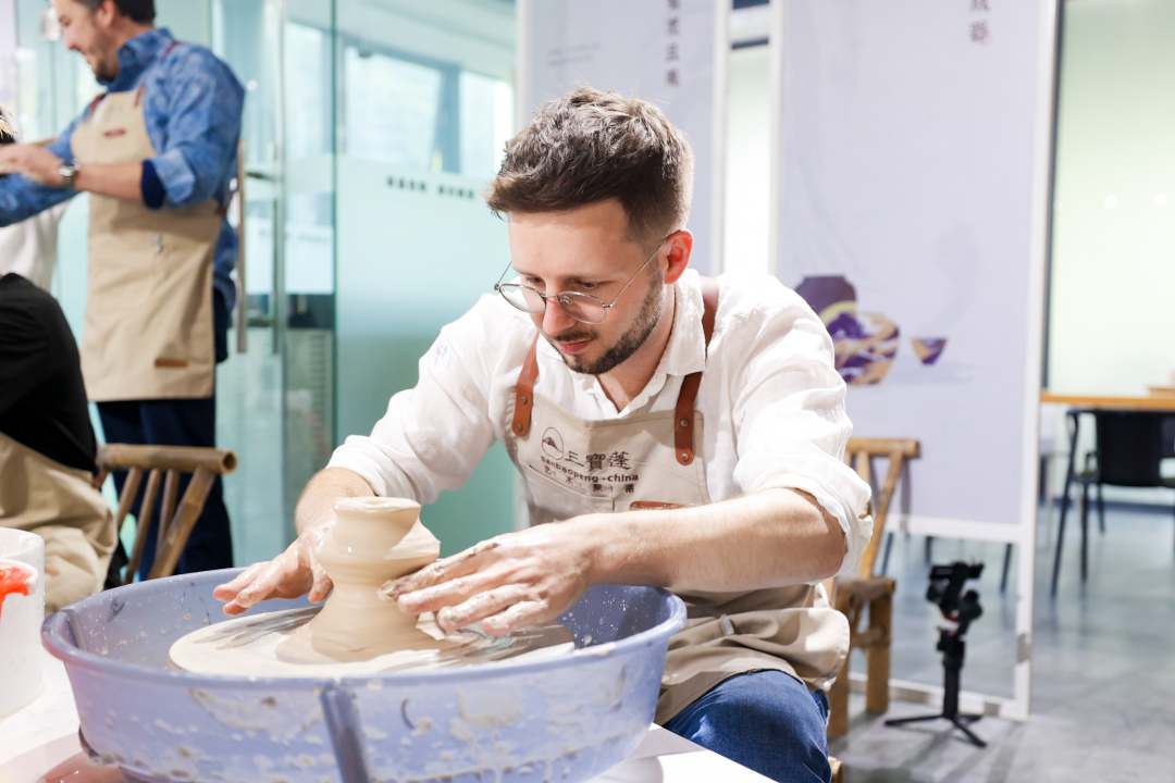 国际青年在体验陶瓷创作.jpg