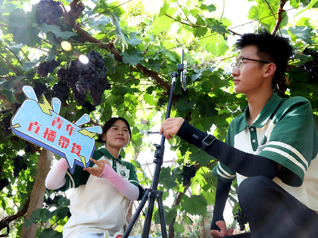 3.图为返乡大学生借力数字经济，直播助农 (1)